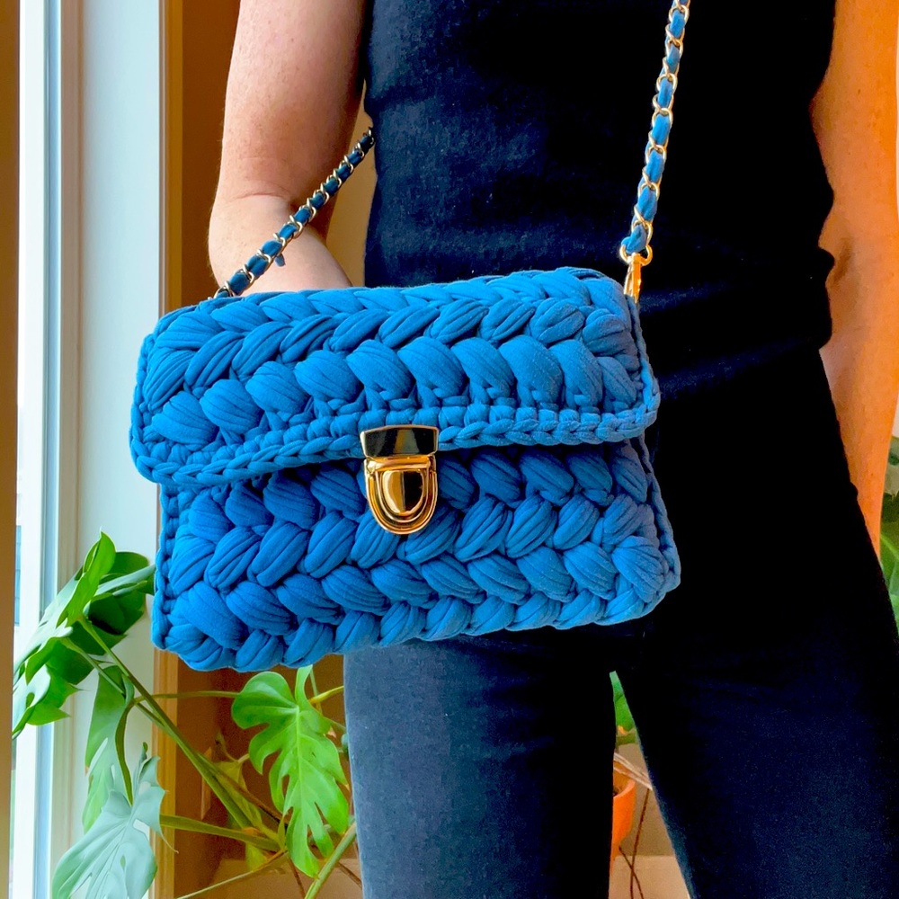 NEW Handmade Crochet Crossbody Handbag with Gold Chain